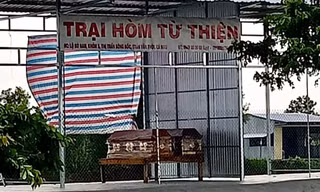 Di dời 2 chiếc quan tài khỏi 'trại hòm từ thiện' ở Cà Mau