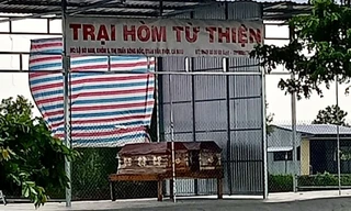 Mang quan tài vào công trình xây trái phép rồi treo bảng 'trại hòm từ thiện'