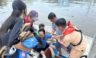 Cảnh sát giao thông dùng ca nô đưa người dân đột quỵ đi cấp cứu