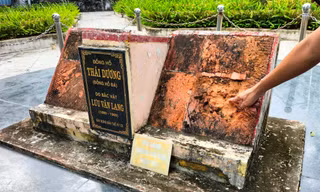 Đồng hồ đá hơn 100 tuổi 'có một không hai' ở Việt Nam kêu cứu