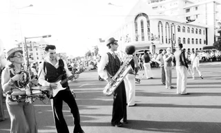 Đoàn nghệ thuật đường phố Traine Savates (Pháp) biểu diễn trên đường Đống Đa thu hút đông đảo công chúng