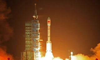 Tàu Trung Quốc bay trên nền nhạc Mỹ