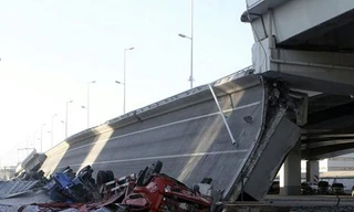 Cầu sập, xe tải nát vụn