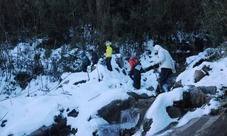 Giới trẻ Việt chinh phục đỉnh Fansipan trong tuyết trắng