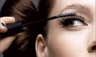 Mascara từng được làm từ... phân cá sấu