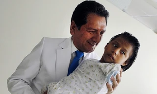 Cô bé bị ngăn cản không cho tứ chi phát triển