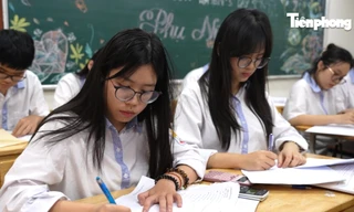 Phụ huynh, nhà trường nói gì trước quyết định miễn học phí của Bộ Chính trị