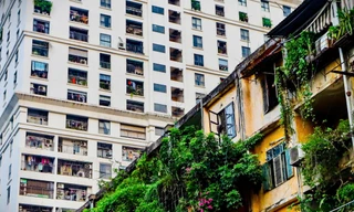 Hình ảnh đối lập giữa chung cư mới và cũ ở Hà Nội