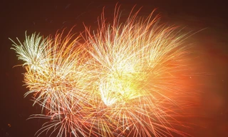 Pháo hoa 'hẹn ước Bắc Nam' rực sáng bầu trời Hà Nội 