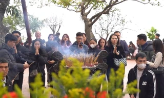 Người dân đổ về Phủ Tây Hồ trong ngày Rằm cuối cùng của năm