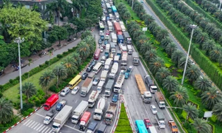 Ùn tắc kéo dài hàng km trên Đại lộ Thăng Long