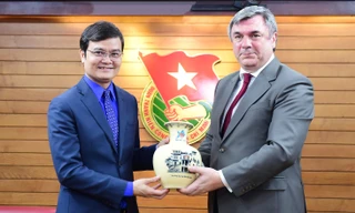 Anh Bùi Quang Huy tiếp xã giao Phó Chủ tịch Ủy ban Đối ngoại thành phố Saint Petersburg