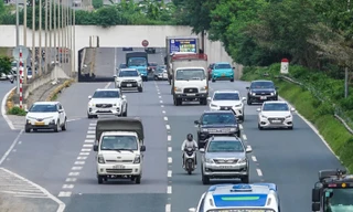 Xe máy tràn vào cao tốc Đại lộ Thăng Long 'né' ùn tắc