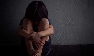 Bị mẹ bỏ mặc không chăm sóc, cậu bé 2 tuổi tội nghiệp “chỉ biết sủa” chứ không biết nói