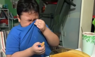 Cậu bé bật khóc khi được ăn McDonald's