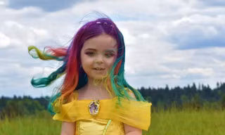 Cô bé có mái tóc màu cầu vồng