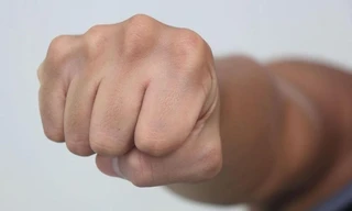 Nghi ngờ bị "cắm sừng", một thanh niên vượt 100 km lúc nửa đêm để đấm kẻ thứ ba