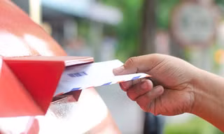 Cả đời trúng xổ số được một lần, gửi vé số trúng giải qua thư thì bị bưu điện làm thất lạc