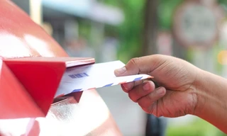 Cả đời trúng xổ số được một lần, gửi vé số trúng giải qua thư thì bị bưu điện làm thất lạc