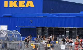 Khách hàng cắm trại chờ IKEA mở cửa