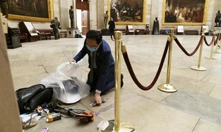 Sau hỗn loạn ở Điện Capitol, cư dân mạng xúc động trước hình ảnh nghị sĩ cúi người dọn dẹp