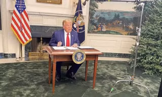 Tổng thống Trump gặp chuyện oái oăm: Họp báo ở Nhà Trắng mà ai cũng chỉ chú ý đến cái bàn