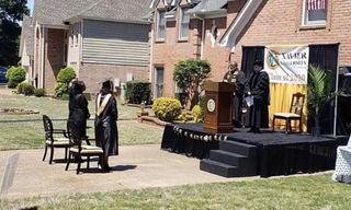 Ông bố tự tổ chức lễ tốt nghiệp cho con gái