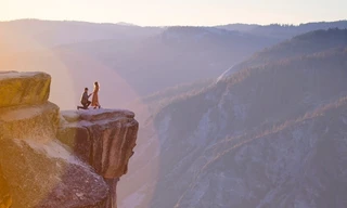 Được cầu hôn lãng mạn trên đỉnh núi, cô gái bị bất ngờ nên… trượt chân ngã nhào xuống núi