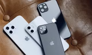 Nhận nhiệm vụ giao hàng nhưng shipper lấy luôn 14 chiếc iPhone 12, lại còn đem tặng bạn