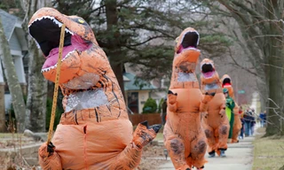 Khủng long diễu hành