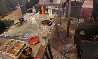 Nồi lẩu nóng khiến mặt bàn kính nổ tung làm khách bị thương, bạn đi ăn nhớ lưu ý điều này