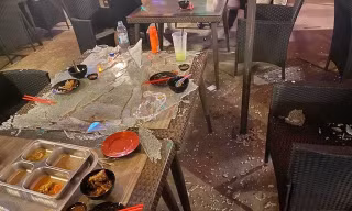 Nồi lẩu nóng khiến mặt bàn kính nổ tung làm khách bị thương, bạn đi ăn nhớ lưu ý điều này