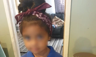 Cô bé bị bạn bắt nạt vì mang dòng máu lai, nên đã có đề nghị rất đáng thương với mẹ mình