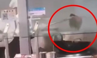 Phẫn nộ với clip nhân viên trường ĐH nhúng cây lau nhà vào chảo nấu thức ăn cho sinh viên