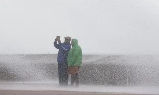 Giữa trời mưa bão, cặp đôi chạy ra ngoài chụp selfie sống ảo khiến cư dân mạng ngán ngẩm