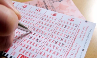 Góc uất ức: Anh chàng bị hụt giải đặc biệt xổ số 30 tỷ chỉ vì bạn gái lén mua số khác đi