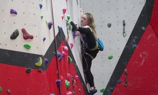 Biến tường phòng ngủ thành vách núi