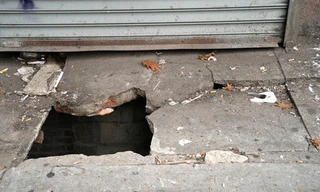 Mặt đường sập bất ngờ, người đứng chờ xe buýt bị rơi xuống cống, gặp cảnh tượng kinh hoàng