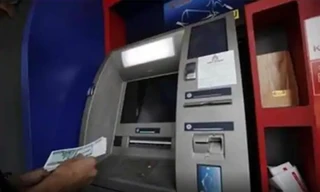 Tên trộm xui xẻo: Cho nổ tung cây ATM mà không lấy được đồng nào, đành tay trắng bỏ chạy