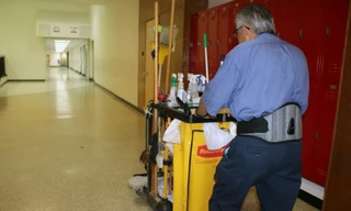 Bác lao công một mình dọn vệ sinh