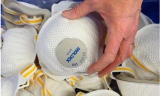 Phát hiện “kho báu bị bỏ quên” gồm 50.000 khẩu trang, cửa hàng đã làm gì?