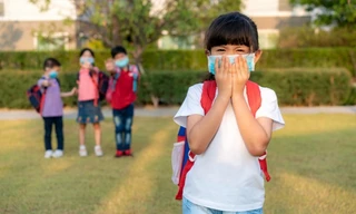 Học sinh lớp 4 bị nhà trường bắt ra về vì hắt xì đúng hai cái, tạm cấm không được đến lớp