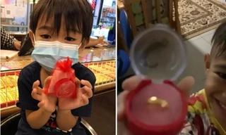 Đây mới là “con nhà người ta”: Cậu bé 6 tuổi dùng hết tiền sinh nhật để mua vàng tặng mẹ