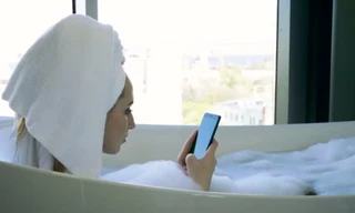 Vừa tắm vừa dùng iPhone đang cắm sạc, cô gái chịu hậu quả nặng nề đáng tiếc