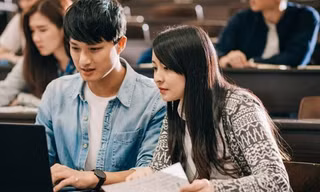 Trường trung học ở Mỹ hướng dẫn “phép lịch sự cho nữ sinh” thế nào mà bị phản đối mạnh?