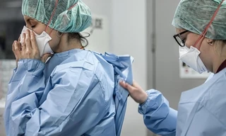 Những hình ảnh hiếm hoi bên trong khoa COVID-19 ở London lúc này: Nhức nhối và căng thẳng