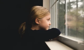 Cô bé 4 tuổi kể về một người quen từ “kiếp trước”, khiến người mẹ hoảng sợ hỏi cư dân mạng