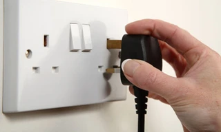 Rút điện máy thở của bệnh nhân