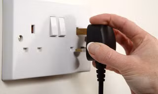 Rút điện máy thở của bệnh nhân