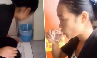 Để chứng minh là mình cọ rất sạch, cô nhân viên lau dọn uống nước từ toilet mình vừa cọ